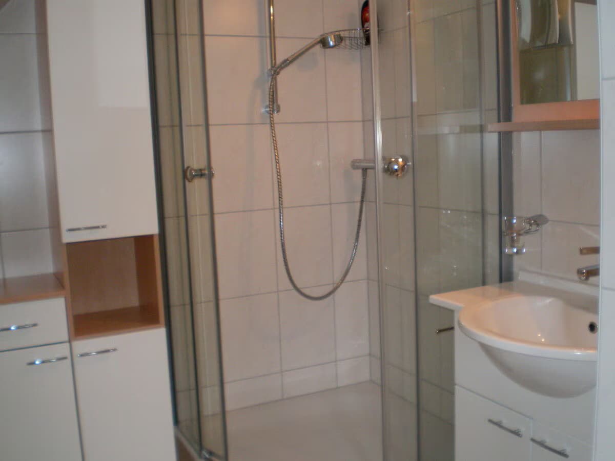 Bad im Obergeschoss mit Dusche und Waschbecken
