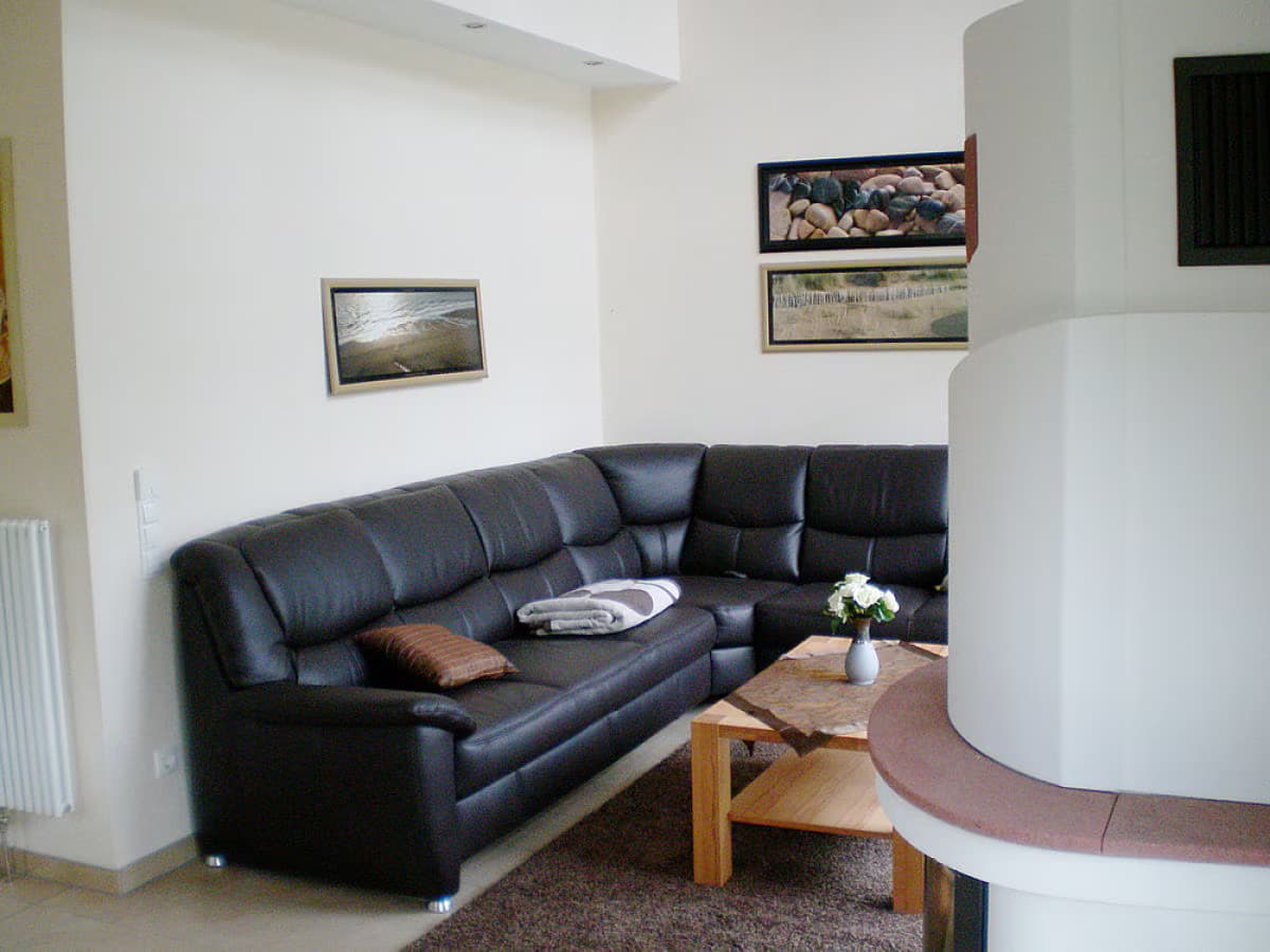 Gemütliche Couch im Wohnzimmer