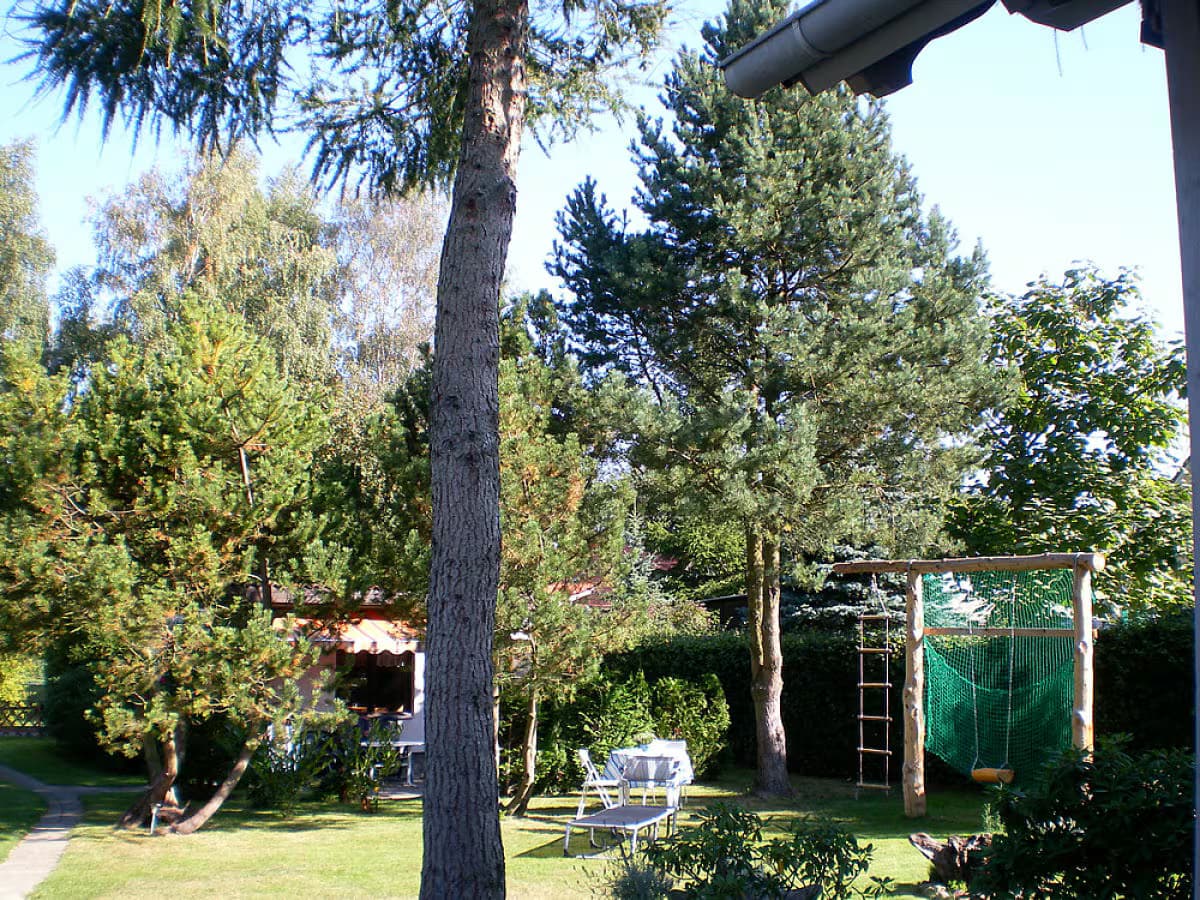 Spielplatz mit Schaukel und Strickleiter