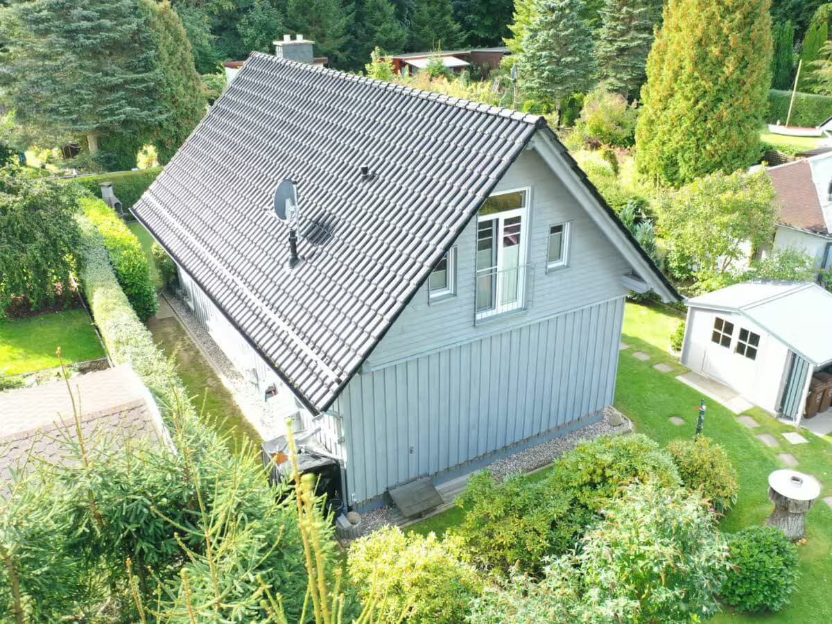 Luftaufnahme der Nordseite mit Dach, Gartenhaus und Bäumen