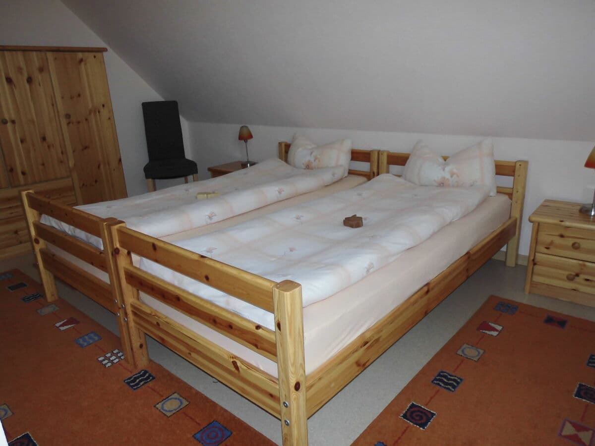 Schlafzimmer im Obergeschoss mit Doppelbett und Kleiderschrank
