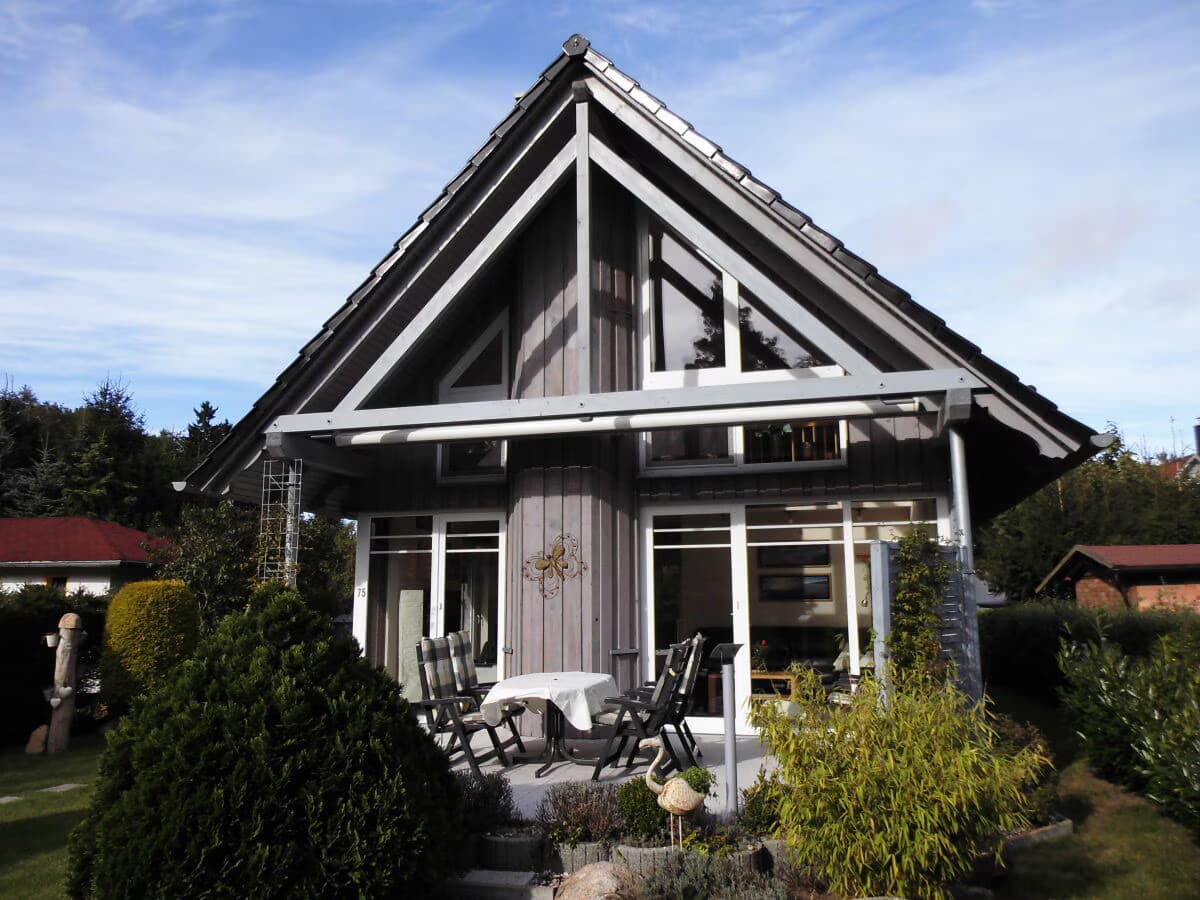 Südansicht des Ferienhauses mit bodentiefer Fensterfront