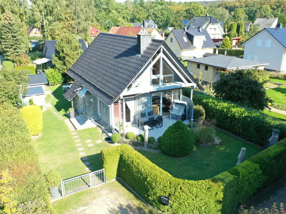 Luftaufnahme des Ferienhauses von Süd-Südwest mit Grundstück und Wald