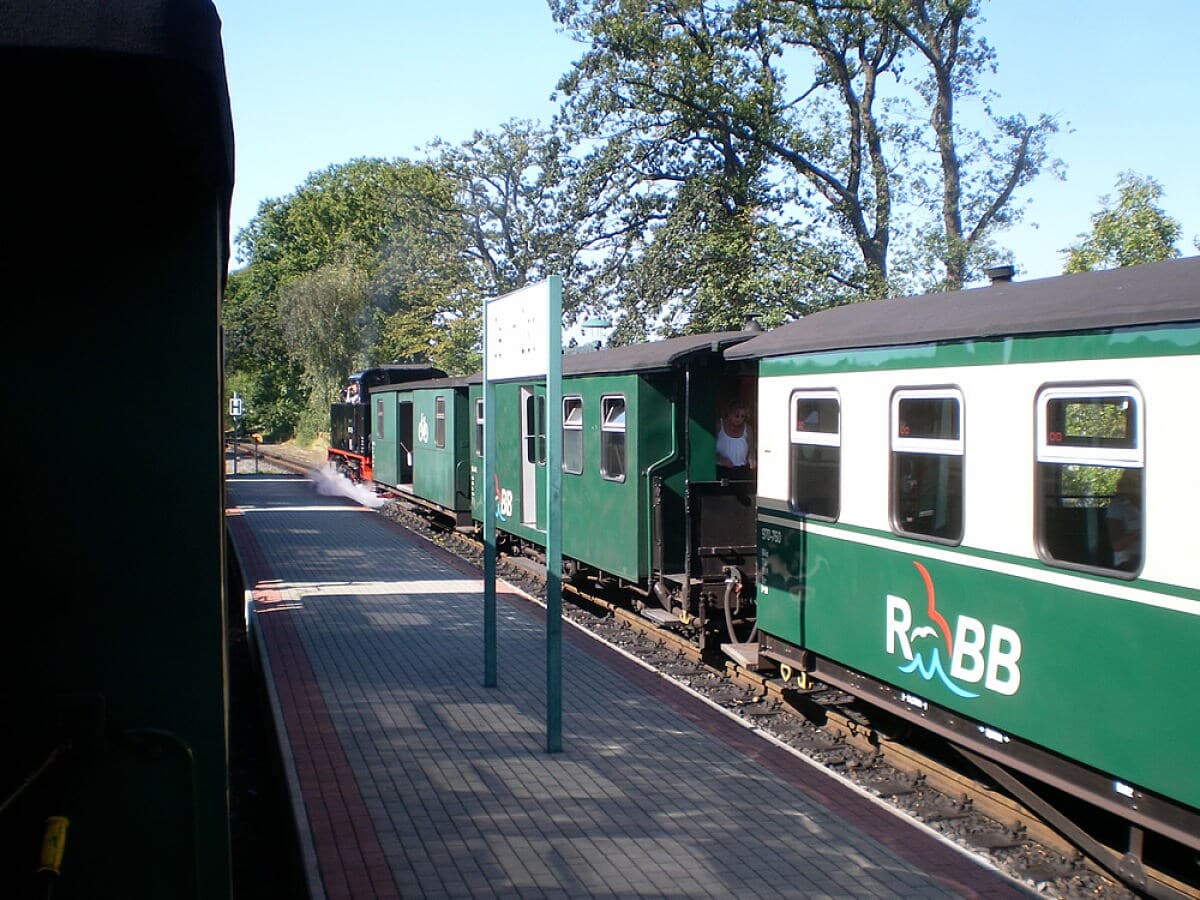 Der Rasende Roland am Bahnsteig, Fahrgäste steigen um